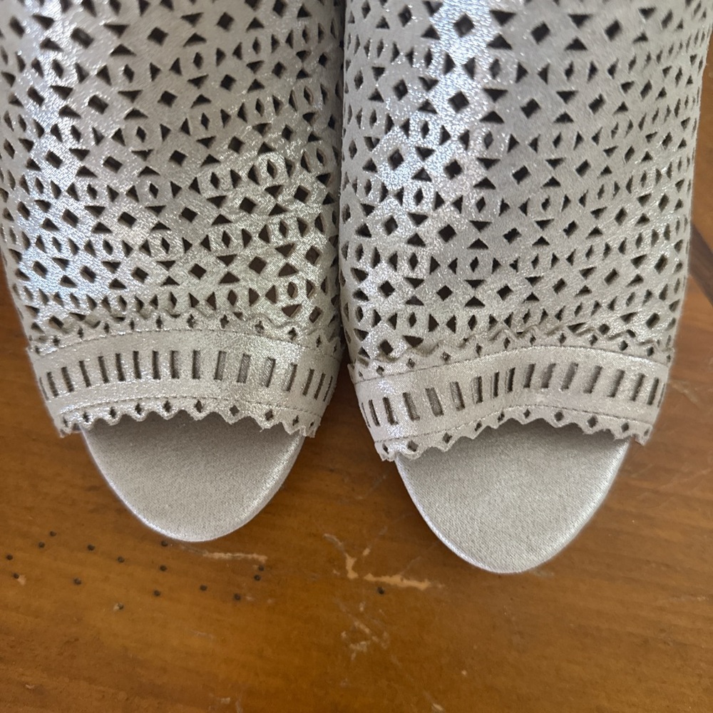 NWOB Vince Camuto Silver Gladiator Open Toe Floral Leather Heeled Boots 9.5 - Picture 2 of 5